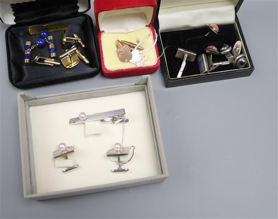 A pair of engraved 9ct gold cufflinks and sundry other cufflinks.